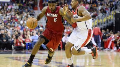 LeBron James es marcado por Bradley Beal, de Wizards.