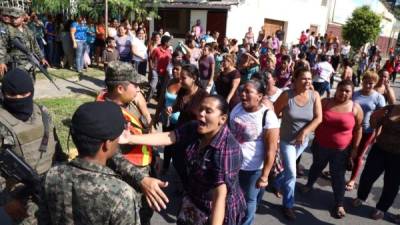 La preocupación de los familiares de los reclusos era evidente en las afueras del centro penal.