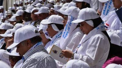 Worshippers attend a mass celebrated by Pope Francis on April 29, 2017 at a stadium in the Egyptian capital Cairo. Pope Francis led a jubilant mass for thousands of Egyptian Catholics during a visit to support the country's embattled Christian minority and promote dialogue with Muslims. / AFP PHOTO / KHALED DESOUKI
