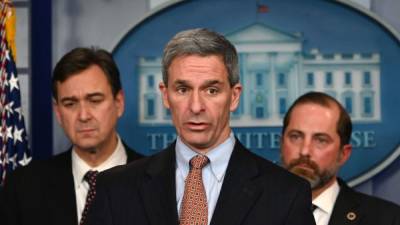 El jefe del Instituto Nacional de Alergias y Enfermedades Infecciosas, Anthony Fauci, se une a los miembros del grupo de trabajo sobre coronavirus de la Casa Blanca en una conferencia de prensa para anunciar medidas de cuarentena. AFP