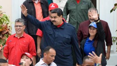 El mandatario venezolano Nicolás Maduro saluda a sus partidarios frente al palacio presidencial de Miraflores.