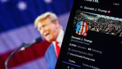 La cuenta del expresidente estadounidense Donald Trump en la plataforma de medios sociales Truth Social mostrada en un teléfono móvil.