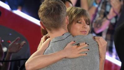 Calvin Harris abraza a su novia Taylor Swift.