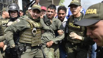 Militares venezolanos abandonan a Maduro y huyen a Colombia tras la escalada de violencia./AFP.