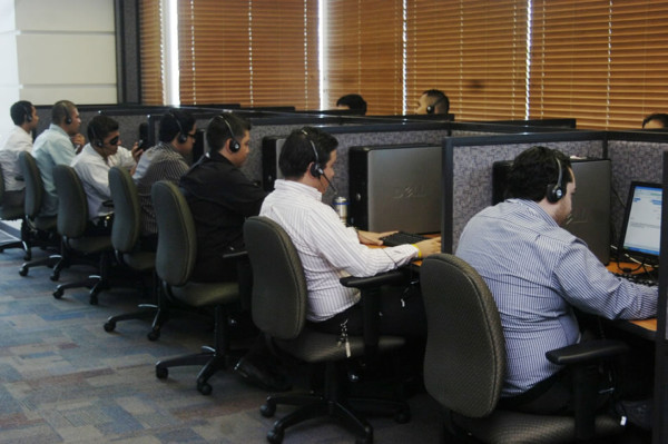 Un trabajador revisa los documentos de un hombre que solicita un trabajo médico fuera del sindicato nacional de trabajadores de la salud en la Ciudad de México, el martes 14 de abril de 2020. El gobierno mexicano está llamando a médicos, enfermeras, auxiliares y otros para que se inscriban para trabajar en el sistema de salud público mientras se prepara para el pico de la pandemia de coronavirus. (AP Foto/Eduardo Verdugo)