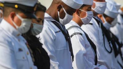 Personal de la Armada estadounidense participa en una ceremonia conmemorativa en la localidad de Shanksville, Pensilvania, cercana al lugar donde un día como hoy, hace 20 años, se estrelló el vuelo 93 de United Airlines, el único de los cuatro aviones secuestrados que no llegó a su objetivo gracias a que sus pasajeros se enfrentaron a los secuestradores.