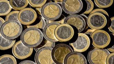 El euro se cotiza este martes en 0,9941 dólares.