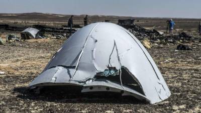 Un día después de la caída del Airbus A321 de la compañía rusa Metrojet, que dejó 224 muertos, la hipótesis más fuerte es que el avión se desmontara o explotara en pleno vuelo.