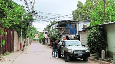 Los postes están inclinados sobre las calles y las casas, uno de ellos está en la calle, los vecinos demandan una respuesta urgente de la Enee.