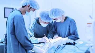 La cirugía general de emergencia es más riesgosa, porque se realiza con poca o ninguna planificación o preparación por adelantado.