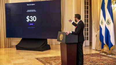 El Gobierno de El Salvador dará 30 dólares a cada persona que utilize una app para obtener bitcoins./Twitter.