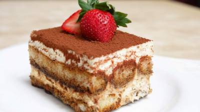 Decorar el postre con frutas. Una opción son las fresas frescas.