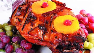 Te recomendamos acompañar esta pierna de cerdo con un arroz con almendras, ensalada de papas con manzana y una deliciosa salsa a base de vino tinto y los jugos del horneado.