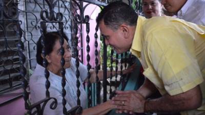 El candidato a la alcaldía por la Alianza, José Antonio Rivera, en las visitas casa por casa.