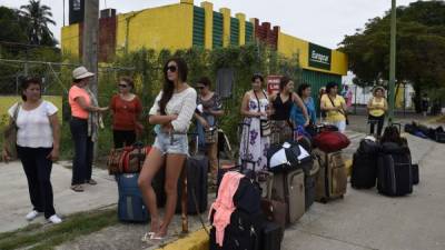 Manifestantes se tomaron el aeropuerto del turístico puerto de Acapulco, afectando a varias personas que no pudieron tomar sus vuelos debido a la protesta por los estudiantes desaparecidos.