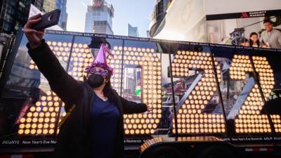 Times Square se prepara para el espectáculo de fin de año luego de que fuese cancelado por la pandemia en 2020.