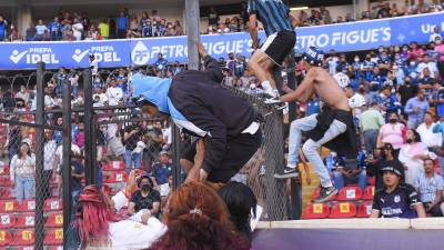 Aficionados del Querétaro y del Atlas originaron un conato de pelea que terminó invadiendo la cancha, durante un juego correspondiente a la jornada 9 del Torneo Clausura 2022 de la Liga MX.