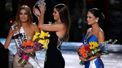 Momentos en que le retiraban la corona a Miss Colombia, Ariadna Gutiérrez.