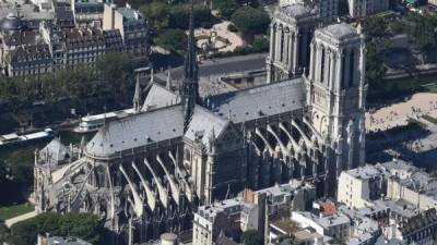 La catedral de Notre Dame de París, en llamas desde este jueves por la tarde, es el monumento más visitado de Francia, con 13 millones de personas al año, y símbolo de la historia del país en momentos clave.