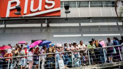 La escasez en Venezuela a llevado a los ciudadanos a hacer largas filas en las tiendas para abastecerse de los productos básicos.