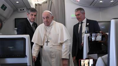 El Papa Francisco habla con periodistas en su viaje de regreso hacia el Vaticano tras su gira por África.