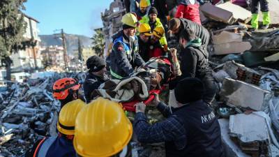 Equipos de rescate continúa sacando a personas con vida de entre los escombros de los miles de edificios que se derrumbaron en Turquía tras los terremotos.