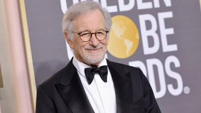 El director Steven Spielberg durante su paso por la alfombra de los Globos de Oro 2023.