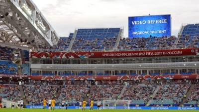 El videorabitraje (VAR) reproduce una jugada en una de las pantallas del Fisht Stadium durante un encuentro entre Alemania y Australia perteneciente al grupo B de la Copa Confederaciones disputado en Sochi (Rusia) ayer. EFE