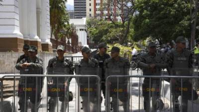 Militares venezolanos resguardan el Parlamento aumentando la tensión en Caracas./AFP.