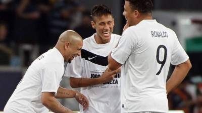 Roberto Carlos junto a Neymar y Ronaldo.