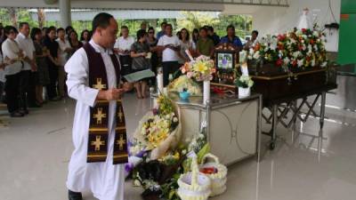 Los parientes de Kevin Soetjipto, un pasajero de 22 años, elevaron oraciones durante su funeral.