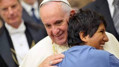 El papa Francisco saluda a un hombre en El Vaticano.
