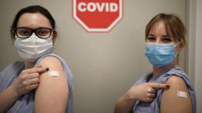 La aparición de dos nuevas variantes del coronavirus, un hecho natural y normal cuando un virus se reproduce de forma intensa, no significa que haya que reconsiderar la eficacia de las vacunas que se han desarrollado, según la Organización Mundial de la Salud (OMS).