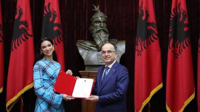 Dua Lipa posó muy contenta con su ciudadanía albanesa.