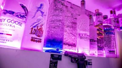 La botella tiene incrustaciones de oro amarillo y oro blanco, así como un diamante que es una réplica del águila imperial ruso.