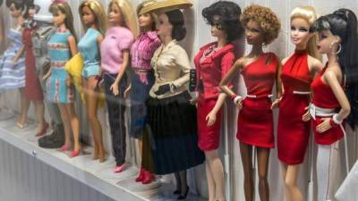 Fotografía de ayer viernes donde aparecen varios modelos de la muñeca Barbie que forman parte de la exposición 'The Art of Barbie', que este sábado abre al público en Wilton Manors, a unas 32 millas (51 kms) al norte de Miami, Florida, EE.UU. EFE