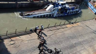 Las autoridades lograron reflotar el barco turístico hundido en el Danubio./AFP.