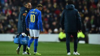 Neymar se retiró lesionado en el juego ante Camerún. FOTO AFP.