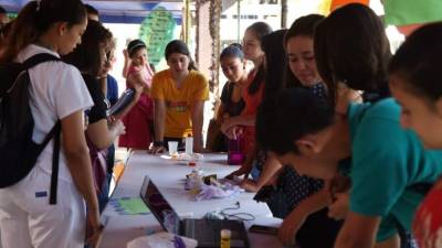 Los universitarios participan de charlas y actividades cívicas.