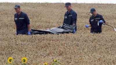 Los cuerpos de rescate trabajan en la búsqueda de más cuerpos del avión que llevaba 298 pasajeros.