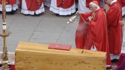 El féretro con los restos mortales del papa Juan Pablo II durante el funeral celebrado en la Plaza de San Pedro del Vaticano.