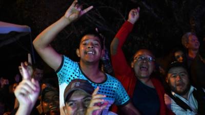 Los partidarios del candidato presidencial guatemalteco para el partido Vamos, Alejandro Giammattei, celebran fuera de la sede del partido en Ciudad de Guatemala el 11 de agosto de 2019 después de la segunda vuelta de las elecciones presidenciales. AFP