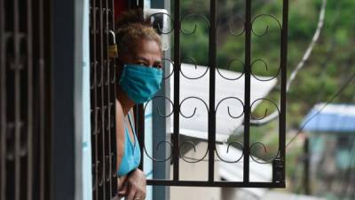 La ley aprobada por el Congreso Nacional manda básicamente al uso obligatorio de mascarillas en cualquier lugar o establecimiento público o privado en el que concentren más de cinco (5) personas para cualquier actividad.