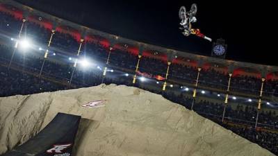 tras romperse el pie izquierdo en la cuarta carrera del certamen 'Lord of Jumps Tour' celebrada el pasado viernes en Melilla. Foto cortesía soymotero.net