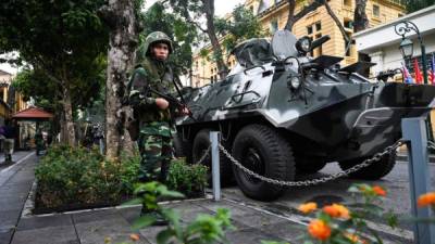 Un soldado vietnamita monta guardia cerca del hotel Melia en Hanói. Foto: AFP