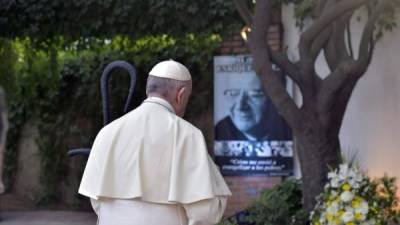 El papa Francisco en su visita el lunes a la tumba del obispo Enrique Alvear Urrutia en Santiago de Chile. EFE/ Osservatore Romano