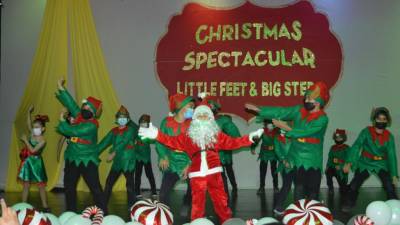 Los alumnos de cuarto grado presentaron un encantados baile vestidos de duendes y Santa Claus.