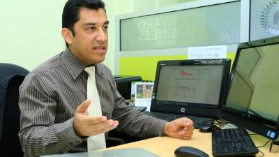 Moisés Molina, director de Educación Virtual en la UTH. Foto: Jordan Perdomo.