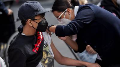 La campaña de inmunización avanza en América Latina con la aplicación de la tercera dosis.