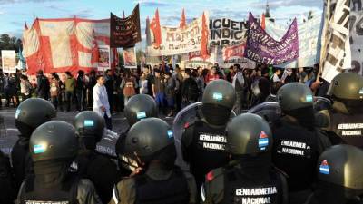 Demonstrators block the Pan-American highway in Buenos Aires on April 10, 2014, during the general strike in Argentina. A strike promoted by three out of five workers' unions started at midnight demanding to the government of President Cristina Fernandez de Kirchner to take measures against inflation and an adjustment in the price of services. Argentina braced Wednesday for a major strike in a fresh challenge to President Cristina Kirchner amid growing public discontent over high inflation and crime. AFP PHOTO/DANIEL GARCIA
